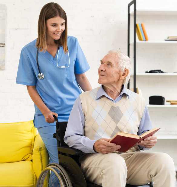 Infirmière à domicile de Central Infi souriante accompagnant un patient âgé en fauteuil roulant